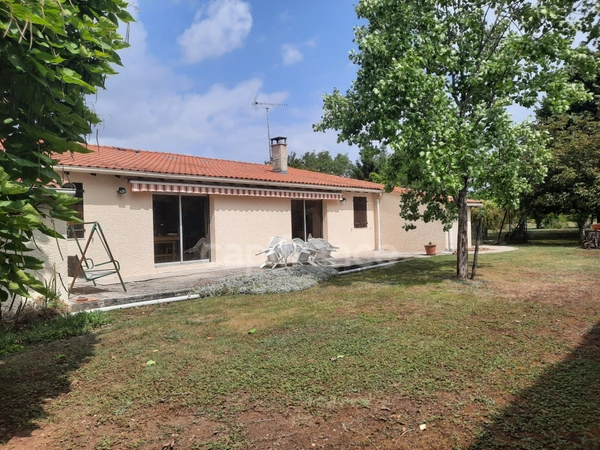 CESTAYROLS. Vaste maison familiale avec garage et jardin