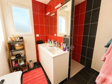 Maison de plain-pied – 94 m² – 3 chambres – Terrain 910 m² – DPE B