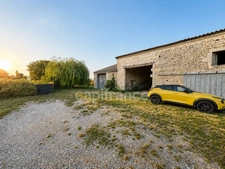 Maison de caractère 162 m² avec 3 dépendances à Corme-Royal
