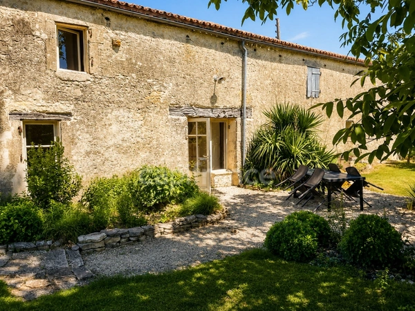DOMAINE D’EXCEPTION DU XVIIᵉ SIÈCLE – 1 370 M² – 2 HECTARES – PISCINE – GÎTES & RÉCEPTIONS