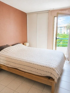 Port-Fréjus – Appartement 2 pièces avec balcon, vue sur le port, résidence avec piscine.