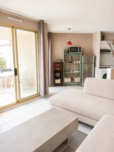 Port-Fréjus – Appartement 2 pièces avec balcon, vue sur le port, résidence avec piscine.