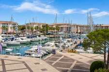 Port-Fréjus – Appartement 2 pièces avec balcon, vue sur le port, résidence avec piscine.
