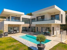 Villa contemporaine récente 5 piéces avec piscine