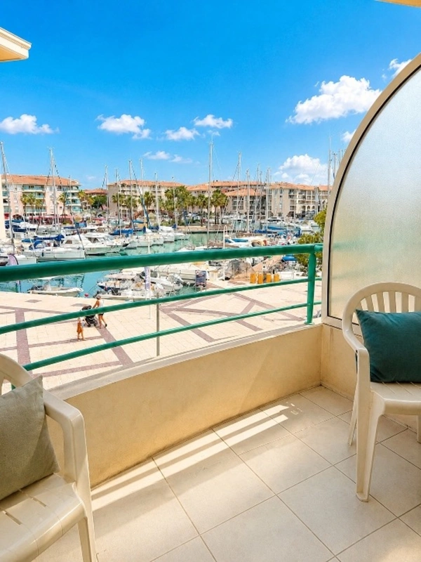 Port-Fréjus – Appartement 2 pièces avec balcon, vue sur le port, résidence avec piscine.