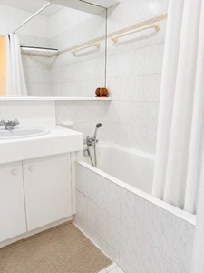 Port-Fréjus – Appartement 2 pièces avec balcon, vue sur le port, résidence avec piscine.