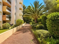 CHARMANT T3 EN REZ-DE-JARDIN À SAINT-RAPHAËL, SECTEUR VALESCURE