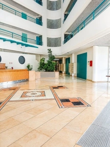 Port-Fréjus – Appartement 2 pièces avec balcon, vue sur le port, résidence avec piscine.