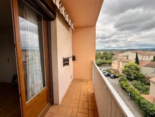 Rare opportunity: 4-room apartment for sale with exceptional views of the city of Carcassonne. Asking price: €124,200
