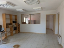 Entrepôt plus bureaux, 400 m² de surface couverte.