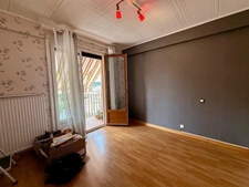 Rare opportunity: 4-room apartment for sale with exceptional views of the city of Carcassonne. Asking price: €124,200