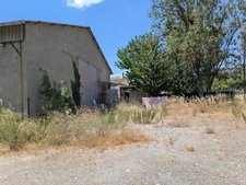 Entrepôt plus bureaux, 400 m² de surface couverte.