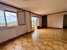 Rare opportunity: 4-room apartment for sale with exceptional views of the city of Carcassonne. Asking price: €124,200