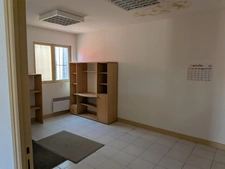 Entrepôt plus bureaux, 400 m² de surface couverte.