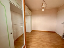 Rare opportunity: 4-room apartment for sale with exceptional views of the city of Carcassonne. Asking price: €124,200