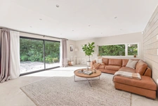 PRÉVESSIN-MOËNS – Ancienne forge du XIXᵉ transformée en loft – 187 m² – 3 chambres – Jardin