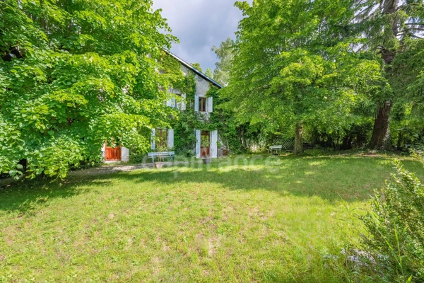 Dpt Ain (01), à vendre proche de GEX  maison P6 de 197 m² - Terrain de 1300 m²  