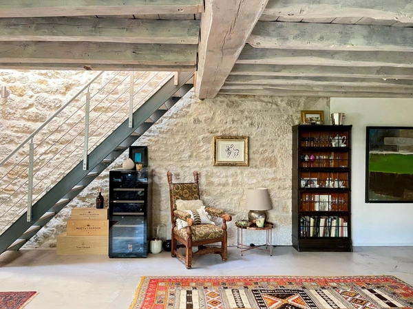 PRÉVESSIN-MOËNS – Ancienne forge du XIXᵉ transformée en loft – 187 m² – 3 chambres – Jardin