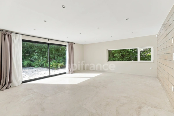PRÉVESSIN-MOËNS – Ancienne forge du XIXᵉ transformée en loft – 187 m² – 3 chambres – Jardin