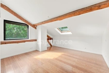 PRÉVESSIN-MOËNS – Ancienne forge du XIXᵉ transformée en loft – 187 m² – 3 chambres – Jardin