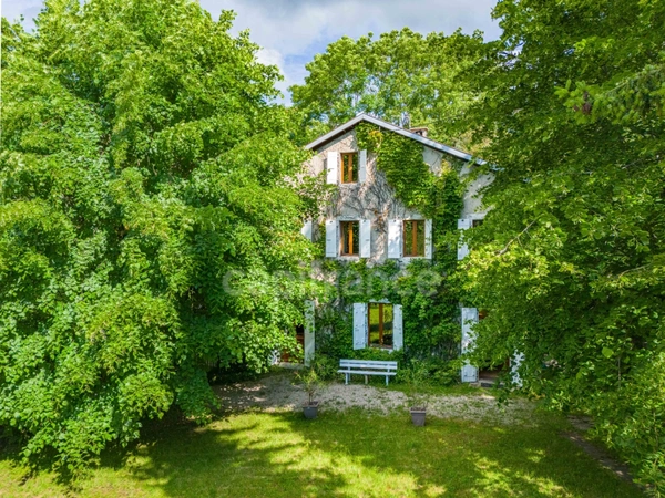 Dpt Ain (01), à vendre proche de GEX  maison P6 de 197 m² - Terrain de 1300 m²  