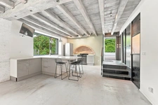 PRÉVESSIN-MOËNS – Ancienne forge du XIXᵉ transformée en loft – 187 m² – 3 chambres – Jardin