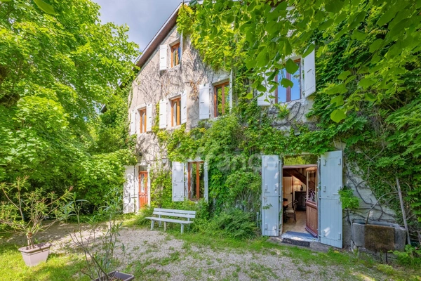 Dpt Ain (01), à vendre proche de GEX  maison P6 de 197 m² - Terrain de 1300 m²  