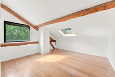 PRÉVESSIN-MOËNS – Ancienne forge du XIXᵉ transformée en loft – 187 m² – 3 chambres – Jardin
