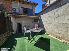 Beaumont-de-Lomagne, maison de village, trois pièces, proximité tout commerce, cour, entièrement rénovée.