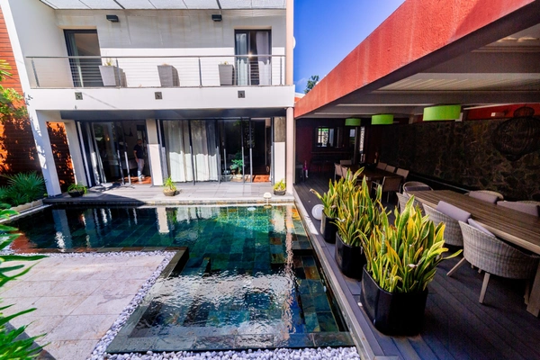 Villa contemporaine – 10 pièces – env. 300 m² – piscine – spa