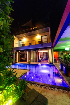 Villa contemporaine – 10 pièces – env. 300 m² – piscine – spa