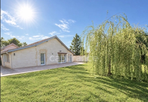 LACANAU BOURG – ANCIENNE MAISON CANAULAISE RENOVEE 4 PIECES DE 143 m² + JARDIN - AU CALME- SANS VIS-A-VIS