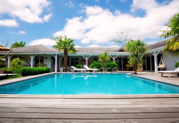 Maison 250m² sur 2000m² à Lacanau – Piscine, spa, sauna – Rare
