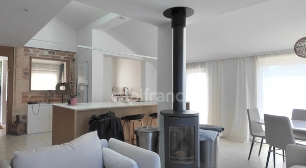 LACANAU BOURG – ANCIENNE MAISON CANAULAISE RENOVEE 4 PIECES DE 143 m² + JARDIN - AU CALME- SANS VIS-A-VIS