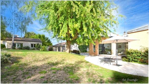 Dpt Yvelines (78), à vendre VILLENNES SUR SEINE, propriété P11 de 327,3 m² sur un terrain piscinable de 1 495,00 m² 