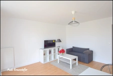 Dpt Yvelines (78), à louer limitrophe Saint Germain en Laye, appartement T2 rénové loué en meublé avec place de parking