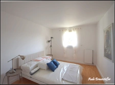 Dpt Yvelines (78), à louer limitrophe Saint Germain en Laye, appartement T2 rénové loué en meublé avec place de parking