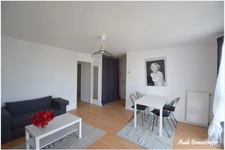 Dpt Yvelines (78), à louer limitrophe Saint Germain en Laye, appartement T2 rénové loué en meublé avec place de parking