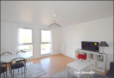 Dpt Yvelines (78), à louer limitrophe Saint Germain en Laye, appartement T2 rénové loué en meublé avec place de parking