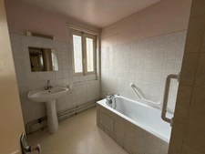 LOURDES CENTRE – Ensemble immobilier à fort potentiel avec ateliers, appartement, garages et terrasse