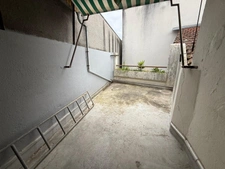 LOURDES CENTRE – Ensemble immobilier à fort potentiel avec ateliers, appartement, garages et terrasse