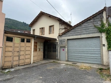 LOURDES CENTRE – Ensemble immobilier à fort potentiel avec ateliers, appartement, garages et terrasse