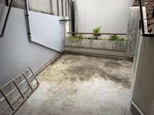 LOURDES CENTRE – Ensemble immobilier à fort potentiel avec ateliers, appartement, garages et terrasse