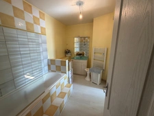 Maison de ville 104 m² – 2 chambres et beaux volumes – BROGLIE (27270)