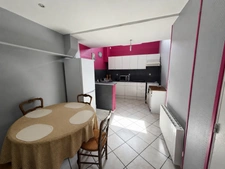 Maison de ville 104 m² – 2 chambres et beaux volumes – BROGLIE (27270)