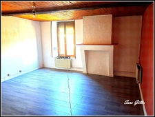 Investment property 240 m² – 3 apartments – 1 rented, 2 vacant. Potential return up to 9.8%.
