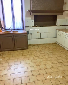 Immeuble de rapport 240 m² – 3 appartements – 2 loués, 1 libre. Potentiel de rendement jusqu’à 9,8 %.