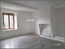 Investment property 240 m² – 3 apartments – 1 rented, 2 vacant. Potential return up to 9.8%.