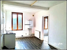 Investment property 240 m² – 3 apartments – 1 rented, 2 vacant. Potential return up to 9.8%.