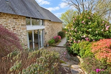 Longère en pierre de 194 m² avec jardin paysager – Landévant, Morbihan Sud